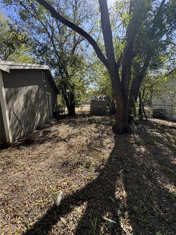 1103 N Walnut Street, Cleburne, TX 76033