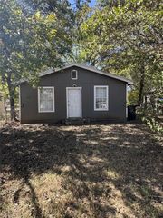 1103 N Walnut Street, Cleburne, TX 76033