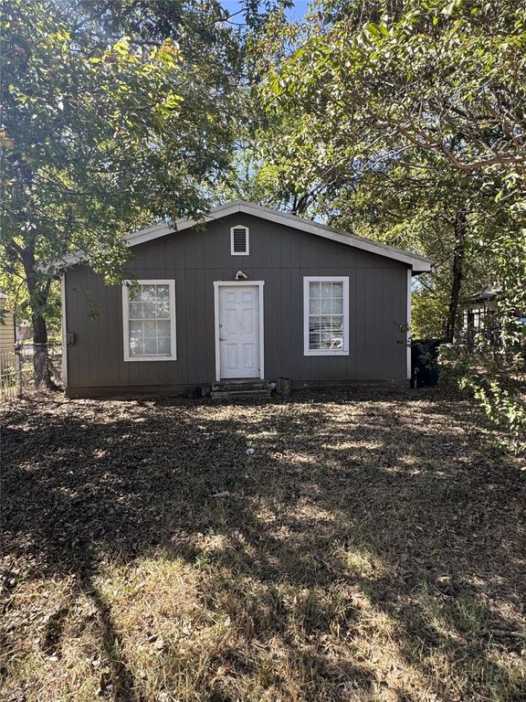 1103 N Walnut Street, Cleburne, TX 76033