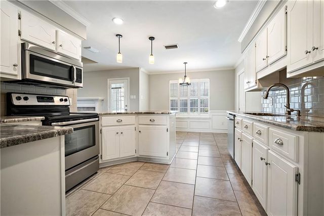 2750 Oakridge West Drive, Mobile, AL 36608