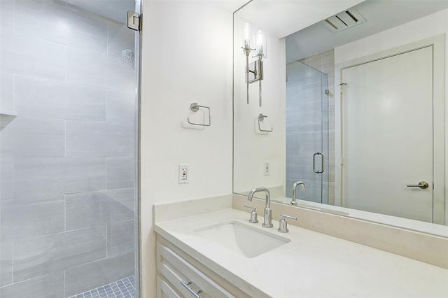 121 N Post Oak Lane 205, Houston, TX 77024