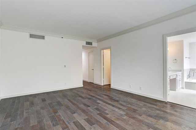 121 N Post Oak Lane 205, Houston, TX 77024