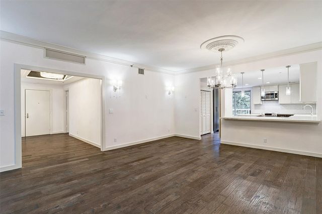121 N Post Oak Lane 205, Houston, TX 77024