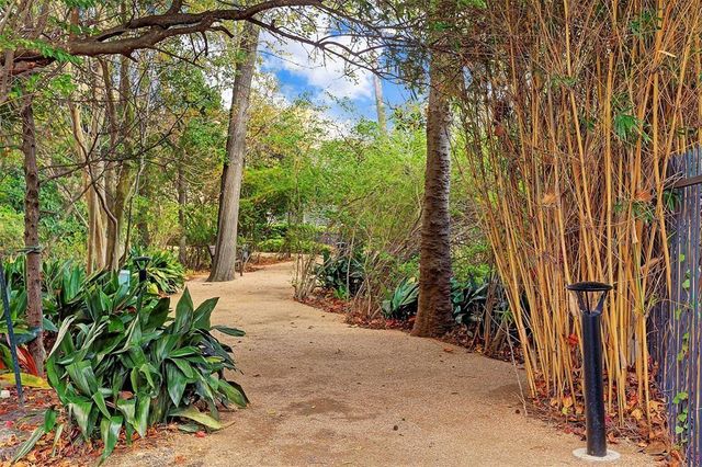 121 N Post Oak Lane 205, Houston, TX 77024