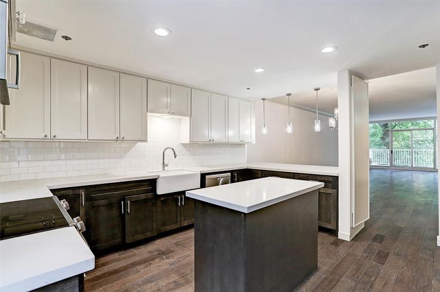 121 N Post Oak Lane 205, Houston, TX 77024
