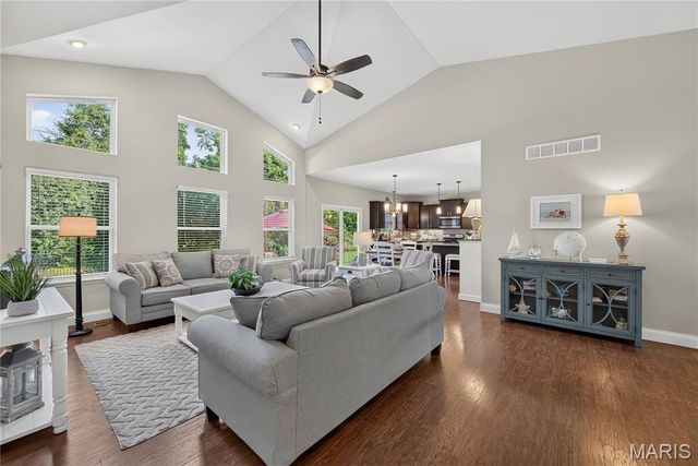1809 Barclay Trail Drive, Wentzville, MO 63385