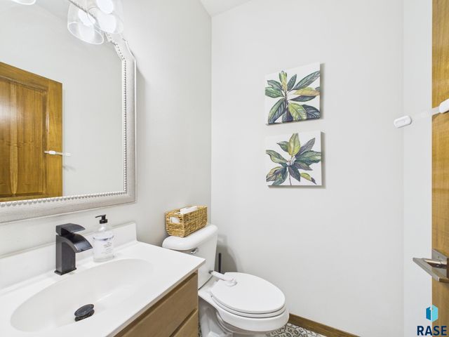2560 E Meadowside Pl, Sioux Falls, SD 57108