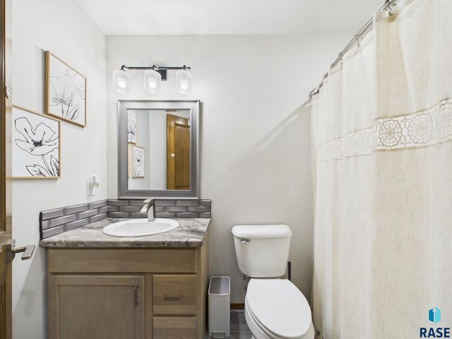 2560 E Meadowside Pl, Sioux Falls, SD 57108