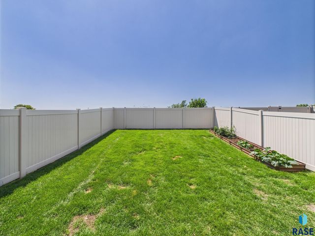 2560 E Meadowside Pl, Sioux Falls, SD 57108