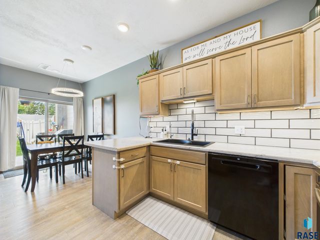 2560 E Meadowside Pl, Sioux Falls, SD 57108