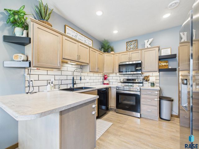 2560 E Meadowside Pl, Sioux Falls, SD 57108