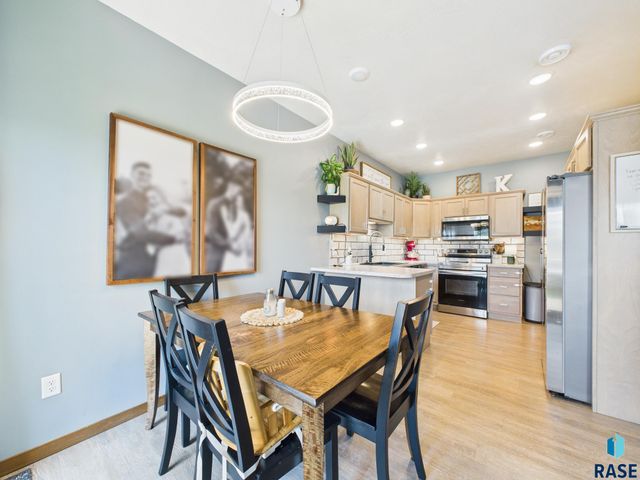 2560 E Meadowside Pl, Sioux Falls, SD 57108