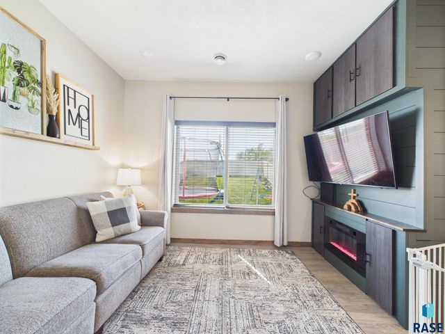 2560 E Meadowside Pl, Sioux Falls, SD 57108