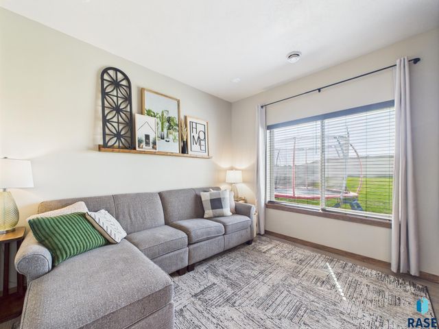 2560 E Meadowside Pl, Sioux Falls, SD 57108