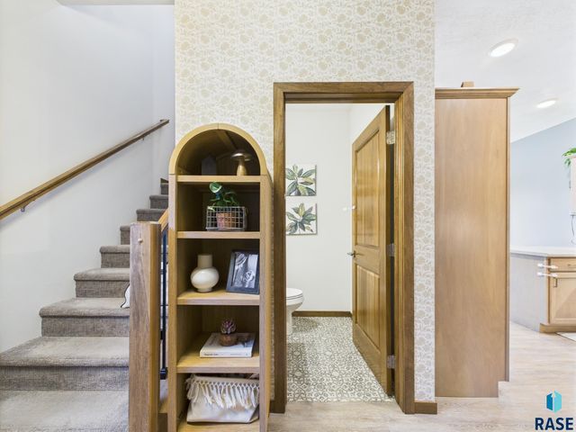 2560 E Meadowside Pl, Sioux Falls, SD 57108