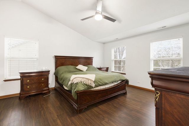 75 Woodland Park Circle, Gilberts, IL 60136