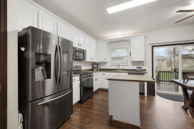 75 Woodland Park Circle, Gilberts, IL 60136