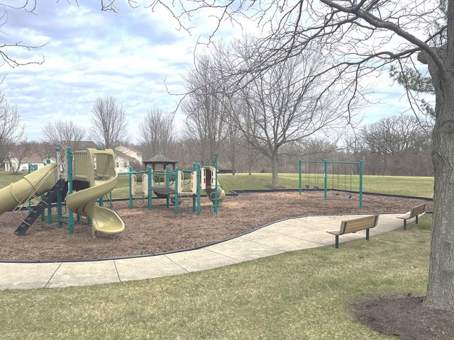 75 Woodland Park Circle, Gilberts, IL 60136