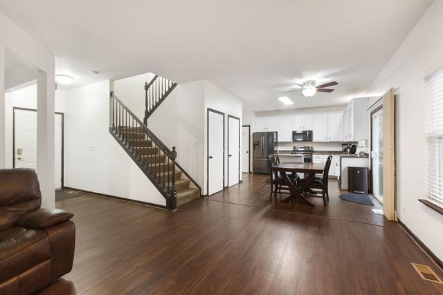 75 Woodland Park Circle, Gilberts, IL 60136