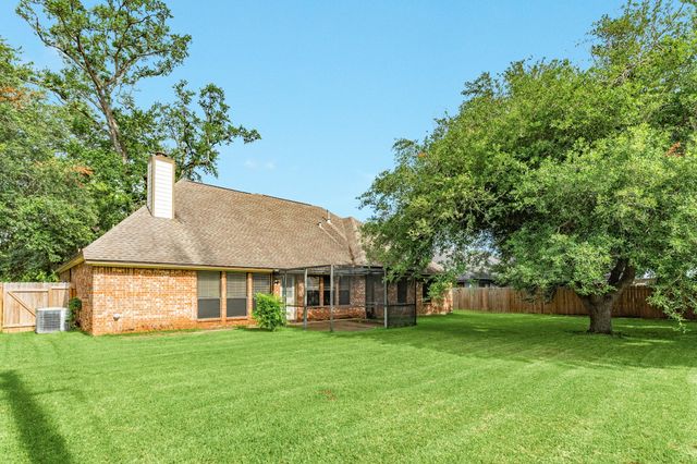 251 Chestnut Street, Lake Jackson, TX 77566