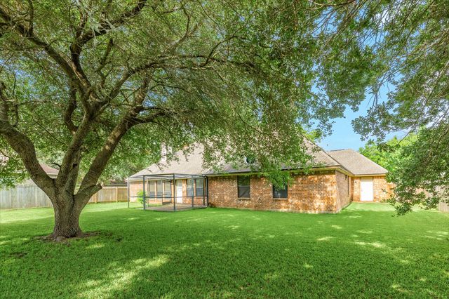 251 Chestnut Street, Lake Jackson, TX 77566