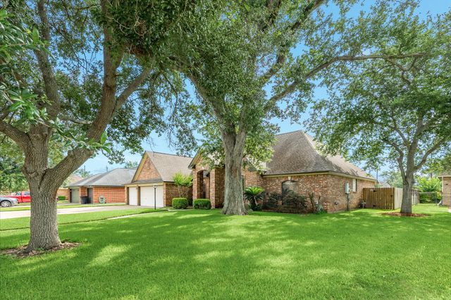 251 Chestnut Street, Lake Jackson, TX 77566