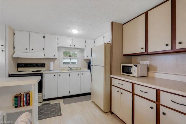 18 Carriage LN, North Fort Myers, FL 33917