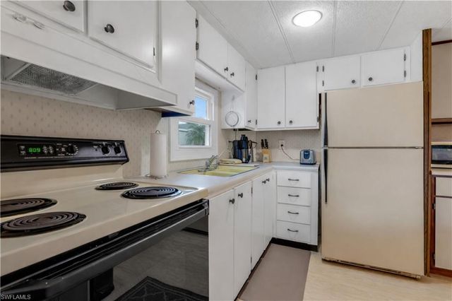 18 Carriage LN, North Fort Myers, FL 33917