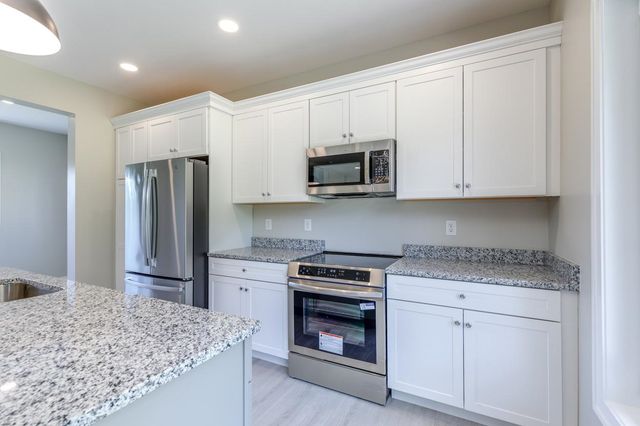 39 Windsor Lane A, Hudson, NH 03051