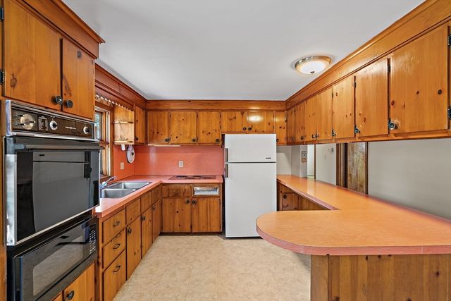 38 Collins Rd, Northborough, MA 01532