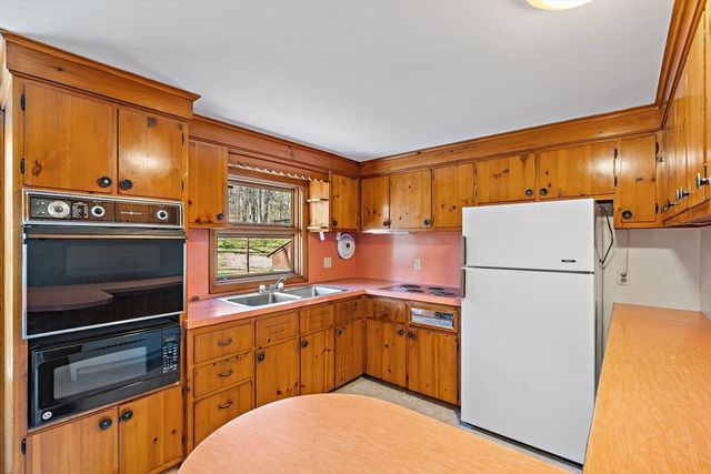 38 Collins Rd, Northborough, MA 01532