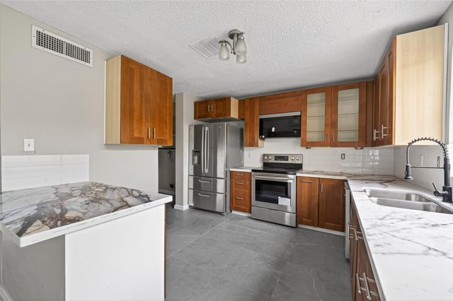 2340 Woodland Park Drive 113, Houston, TX 77077