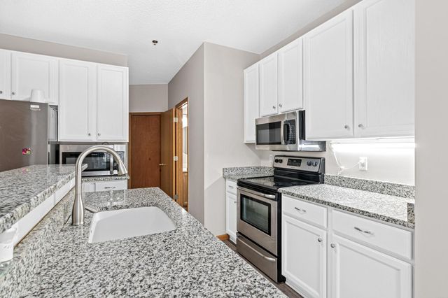 17980 Cobblestone Way, Eden Prairie, MN 55347