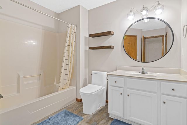 17980 Cobblestone Way, Eden Prairie, MN 55347