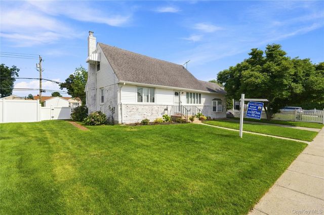 25 Lois Lane, Farmingdale, NY 11735