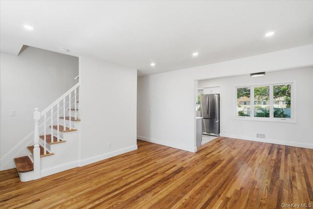25 Lois Lane, Farmingdale, NY 11735