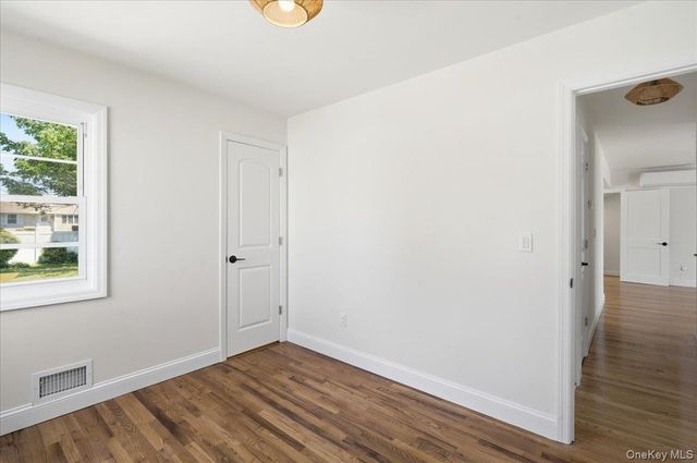 25 Lois Lane, Farmingdale, NY 11735