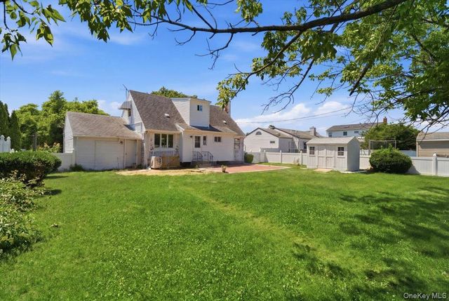 25 Lois Lane, Farmingdale, NY 11735