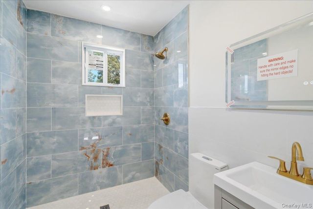 25 Lois Lane, Farmingdale, NY 11735