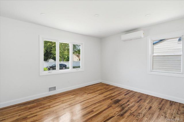 25 Lois Lane, Farmingdale, NY 11735