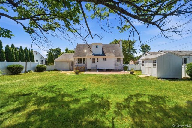 25 Lois Lane, Farmingdale, NY 11735