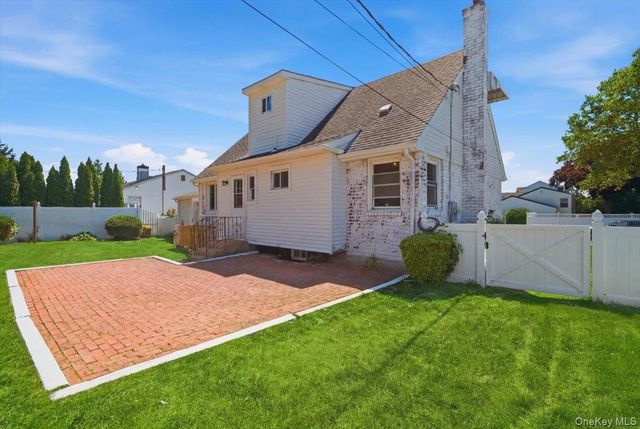 25 Lois Lane, Farmingdale, NY 11735