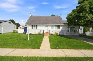 25 Lois Lane, Farmingdale, NY 11735