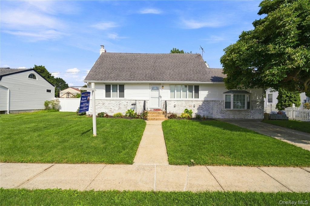 25 Lois Lane, Farmingdale, NY 11735
