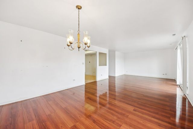 1727 W CRYSTAL Lane 311, Mount Prospect, IL 60056