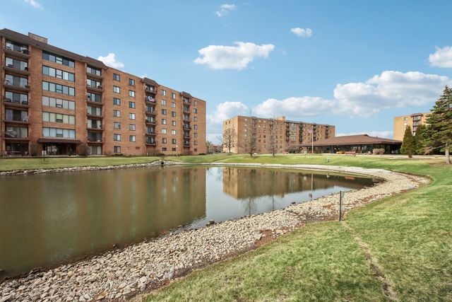 1727 W CRYSTAL Lane 311, Mount Prospect, IL 60056