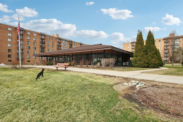 1727 W CRYSTAL Lane 311, Mount Prospect, IL 60056