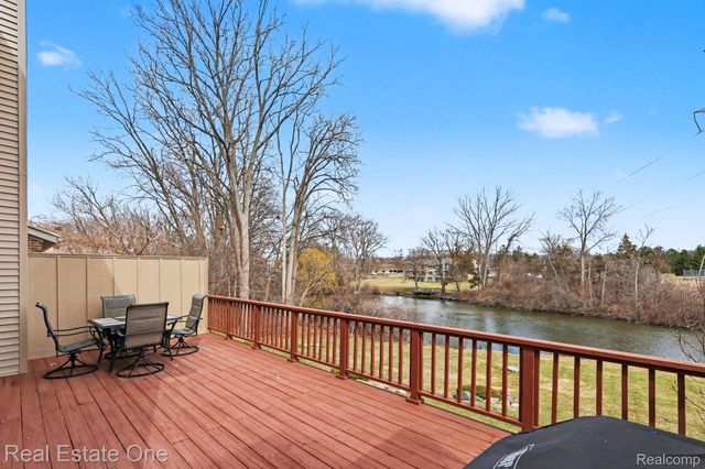6892 Northcrest Way E, Independence Charter Township, MI 48346