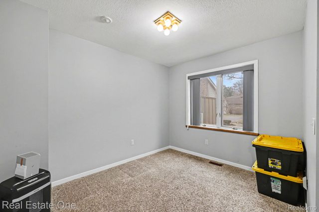 6892 Northcrest Way E, Independence Charter Township, MI 48346