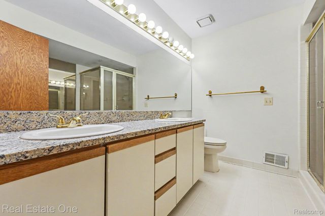 6892 Northcrest Way E, Independence Charter Township, MI 48346